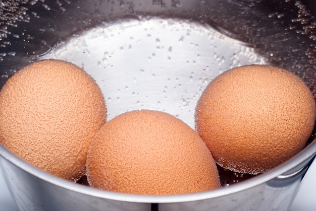 Eier kochen in der Pfanne mit Wasser