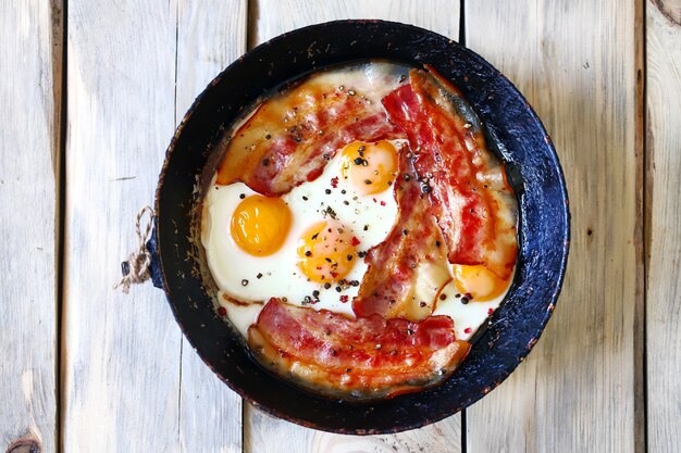 Eier mit Speck. Richtiges Frühstück.