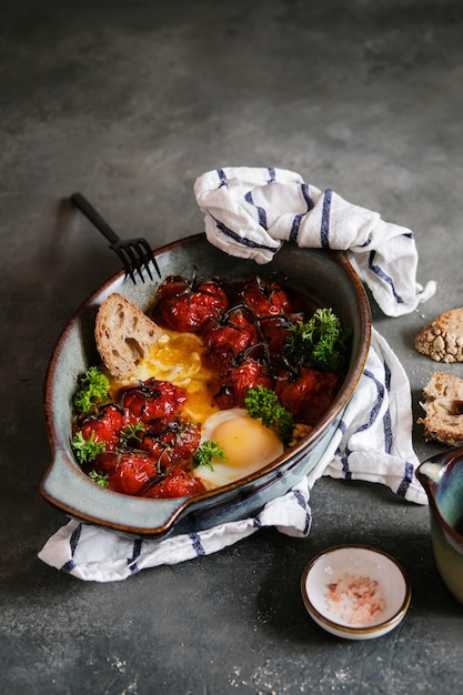 Eier mit Tomaten