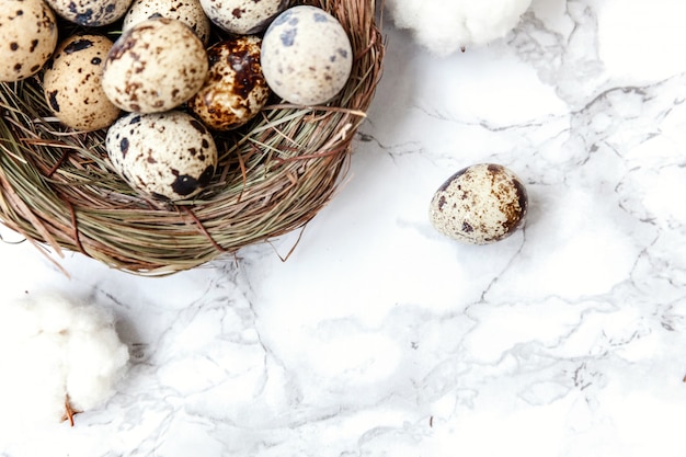 Eier und Baumwolle auf weißem Marmorhintergrund