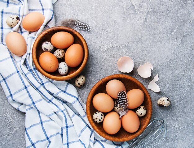 Eier und Holzschalen