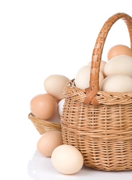 Eier und Korb lokalisiert auf Weiß
