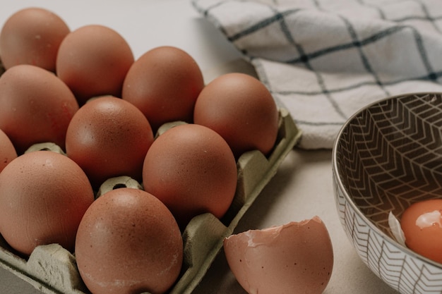 Eier und Küchentuch auf einem Marmortisch Zutaten zum Kochen