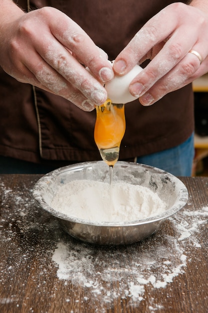 Eier- und Mehlbackprozess auf dem Tisch