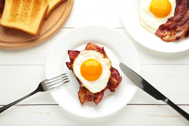 Eier und Speck zum Frühstück