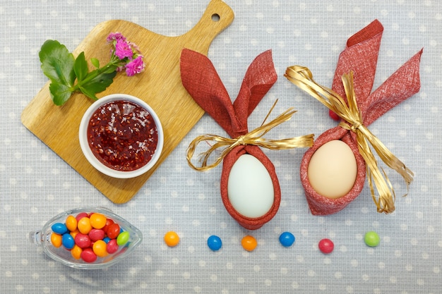 Eier und Süßigkeiten der Osterferien auf einem hellen Hintergrund