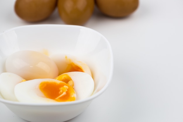 Eier werden in einer weißen Schüssel gekocht.