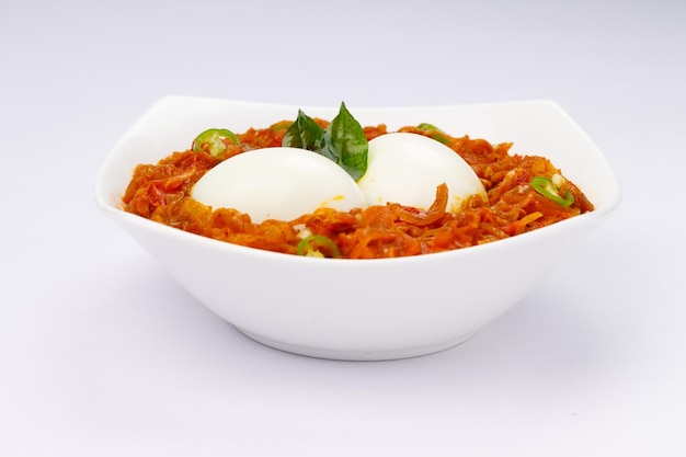 Eierbraten oder indischer Eier-Masala-Curry, würziger roter Eierbraten, angeordnet in einer weißen Keramikschale