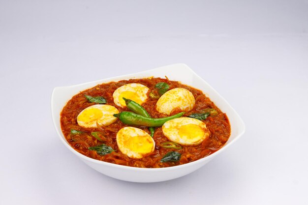 Eierbraten oder indischer Eier-Masala-Curry, würziger roter Eierbraten, angeordnet in einer weißen Keramikschale