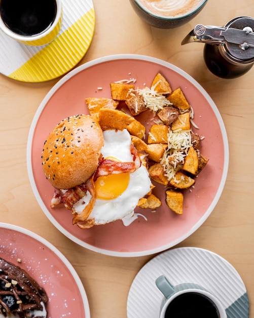 Eierfrühstücksbrötchen Bruch Art