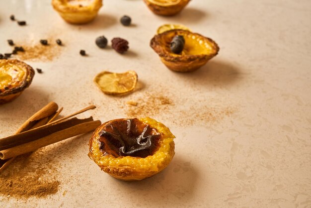 Eierkuchen, traditionelles portugiesisches Dessert, Pastel de Nata.