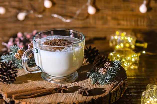 Eierlikör-Weihnachtsgetränk auf Holzhintergrund