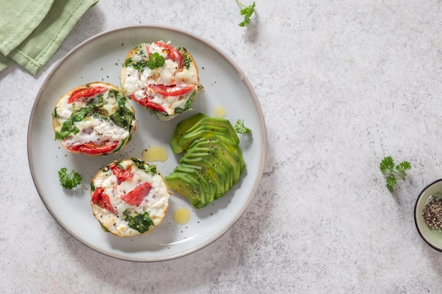 Eiermuffins mit Tomatenspinat und Käse