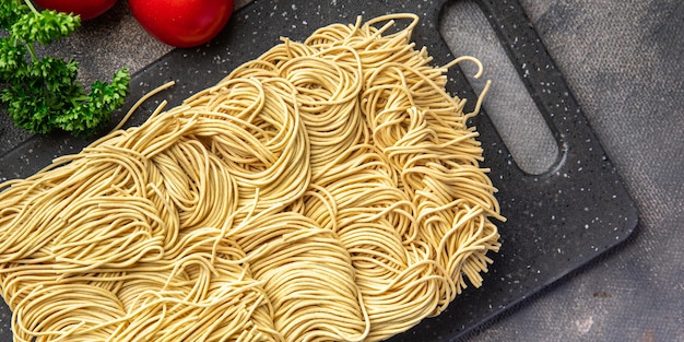 eiernudeln hartweizen natur lecker snack gesunde mahlzeit essen snack auf dem tisch kopierraum essen