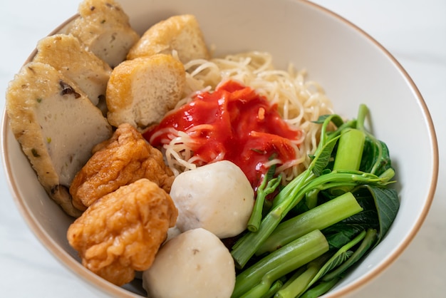 Eiernudeln mit Fischbällchen und Garnelenbällchen in rosa Sauce, Yen Ta Four oder Yen Ta Fo - asiatische Küche