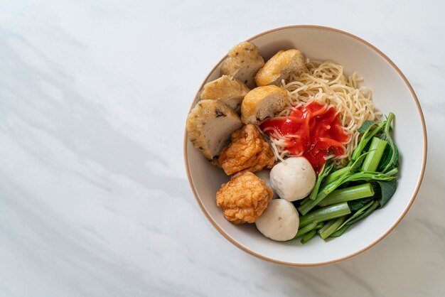 Eiernudeln mit Fischbällchen und Garnelenbällchen in rosa Soße, Yen Ta Four oder Yen Ta Fo - Asiatische Küche