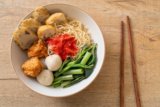 Eiernudeln mit Fischbällchen und Garnelenbällchen in rosa Soße, Yen Ta Four oder Yen Ta Fo - Asiatische Küche