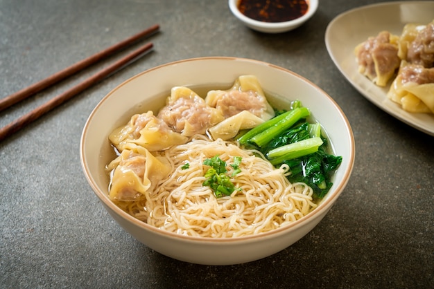 Eiernudeln mit Schweinefleisch-Wonton-Suppe oder Schweinefleischknödelsuppe und Gemüse - asiatische Küche