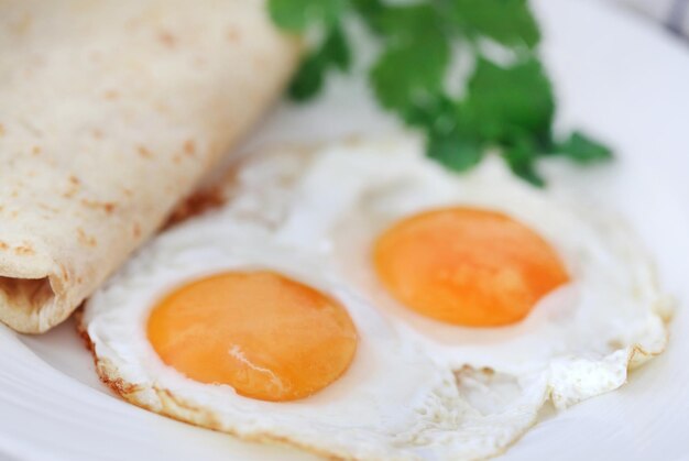 Eieromelett mit Tortillabrot im Teller als gesundes Frühstück