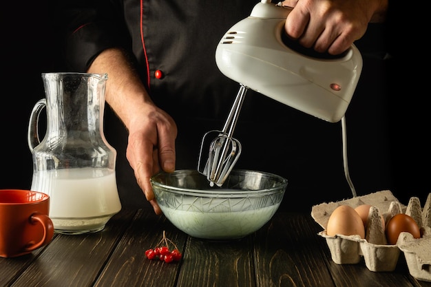 Eieromelette mit Milch mit einem elektrischen Handmixer zubereiten