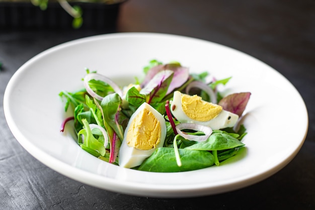 Eiersalat Gemüse frische grüne Blätter mischen Spinat Rucola Salat Eier gekochte Bio-Lebensmittel