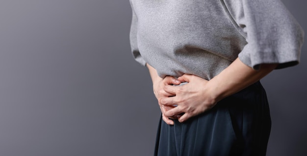 Foto eierstocken- und gebärmutterhalskrebs frau berührt den unterbauch mit schmerzen weibliches fortpflanzungssystem