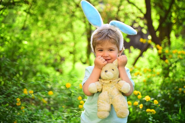 Eiersuche im Frühlingsurlaub kleiner Junge Kind im grünen Wald Liebe Ostern Familienurlaub frohe Ostern