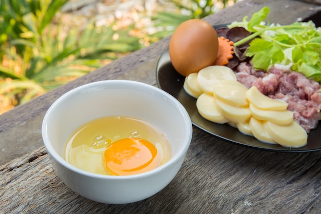 Eiertofu und Schweinefleisch mit rohem