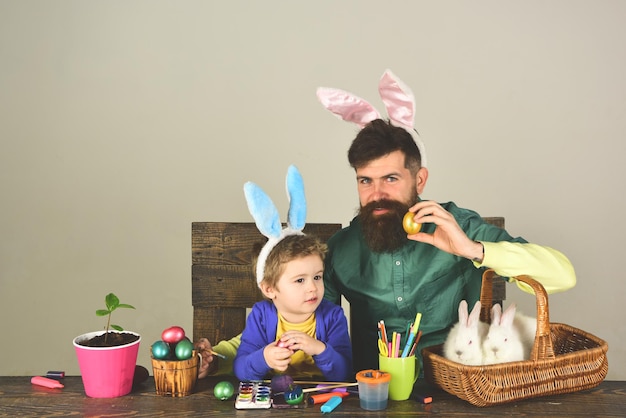 Eierüberraschungsspielzeug Frohe Ostern Ideen für die Familie