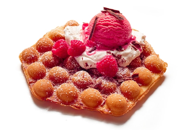 Eierwaffel mit Eis und Beeren