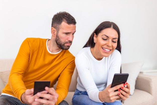 Eifersüchtiger Freund, der das Telefon seiner Freundin ausspioniert.