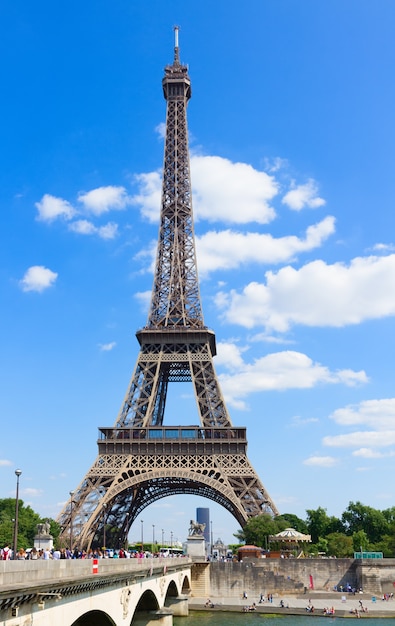 Eiffel Towerand Brücke DLena am Sommertag, Paris, Frankreich