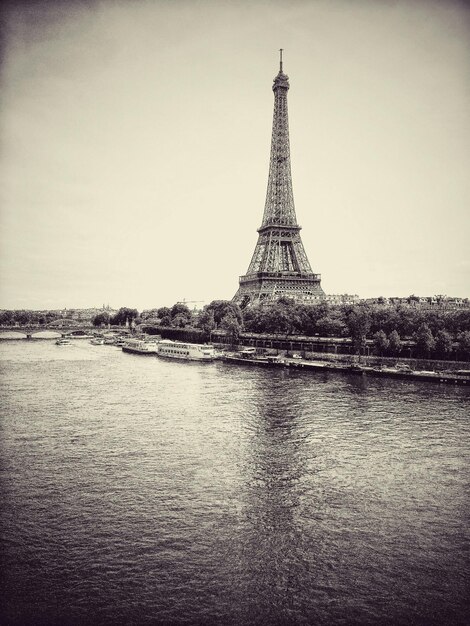 Foto eiffelturm am fluss seine