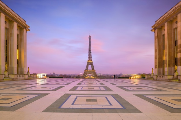 Eiffelturm bei Sonnenaufgang vom Trocadero-Brunnen in Paris, Frankreich