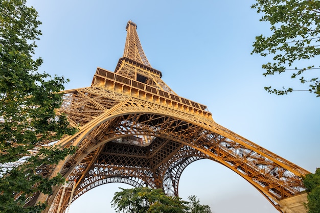 Eiffelturm gegen blauen Himmel Weitwinkelaufnahme von unten Paris Frankreich