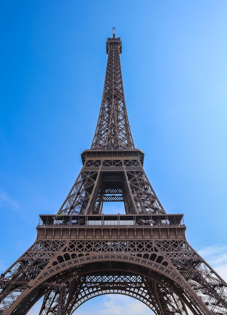 Eiffelturm in Paris Frankreich gegen blauen Himmel april