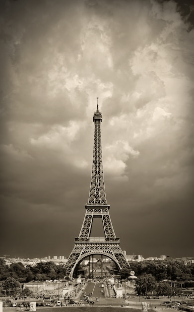 Eiffelturm in Paris, Frankreich, Sepia tonte gegen den drastischen Himmel.