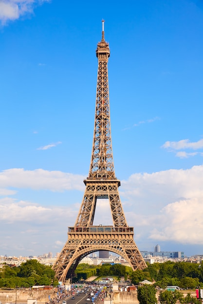 Eiffelturm in Paris unter blauem Himmel Frankreich