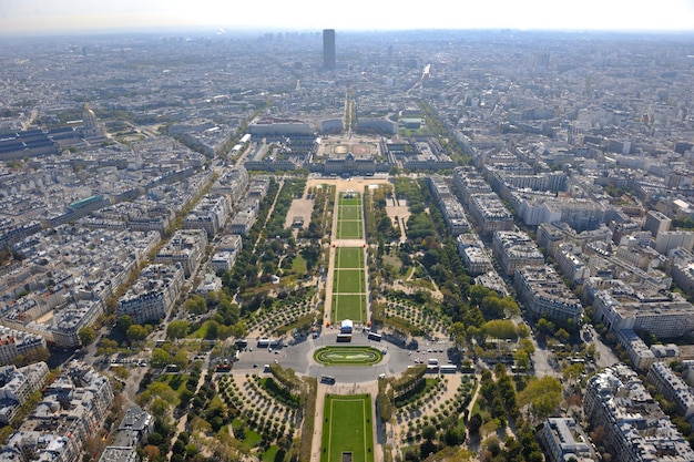 Eiffelturm in Paris vor einem dramatischen blauen Himmel als Tagestouristen- und Reiseattraktion