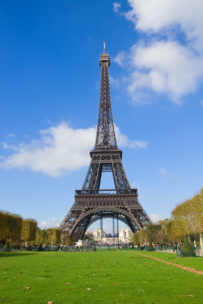 Eiffelturm mit grünem Rasen am sonnigen Tag in Paris, Frankreich