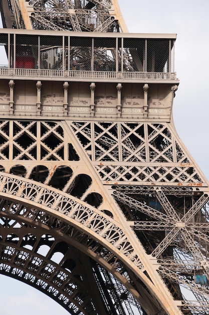 Eiffelturm Paris Frankreich Europa Blick auf die berühmte Reise- und Tourismusikone tagsüber im Frühjahr