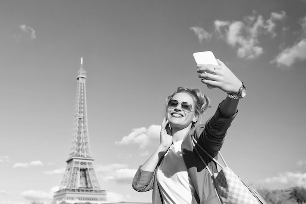 Eiffelturm Paris Frankreich glückliches Mädchen, das selfie vor dem Eiffelturm in Paris macht, ist traditionelles Symbol der Pariser Liebe und romantischer Reisehintergrund