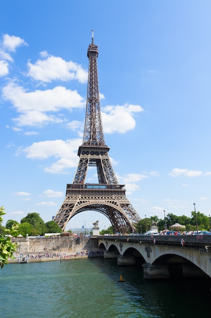 Eiffelturm über der Seine, Paris, Frankreich