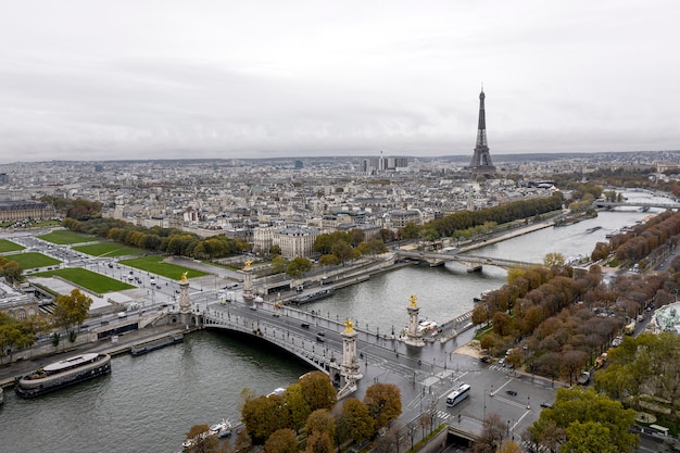 Eiffelturm über der Seine und der Alexanderbrücke