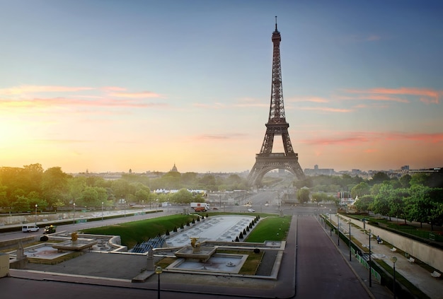 Eiffelturm und Brunnen in der Nähe von ihm im Morgengrauen in Paris, Frankreich