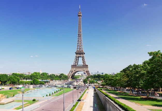 Eiffelturm und Paris-Stadtbild im sonnigen Sommertag, Frankreich