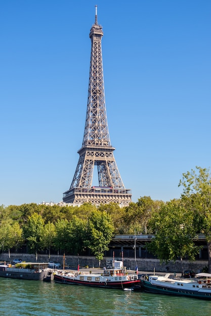 Eiffelturm während des Mittagessens in Paris