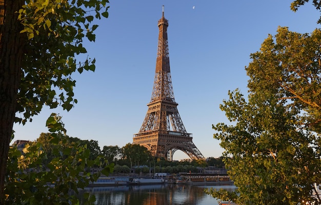 Eiffelturm Wahrzeichen von Paris mit leuchtend blauem Himmel