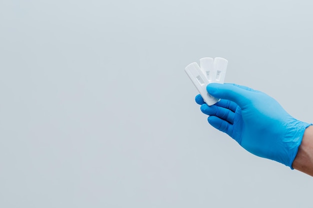 Eigene Hand mit negativem Covid19-Testergebnis mit SARS CoV2 Rapid Antigen Test Kit