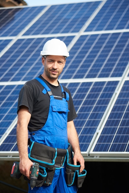 Eigenständige Installation eines Solarpanelsystems, erneuerbare grüne Energie